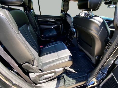 Used 2024 Jeep Wagoneer Series III AWD/4WD image 19