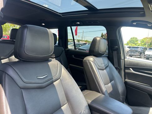 Used 2022 Cadillac XT6 Premium Luxury FWD image 3
