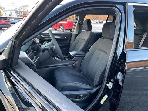 Used 2023 Jeep Grand Cherokee Laredo AWD/4WD image 10