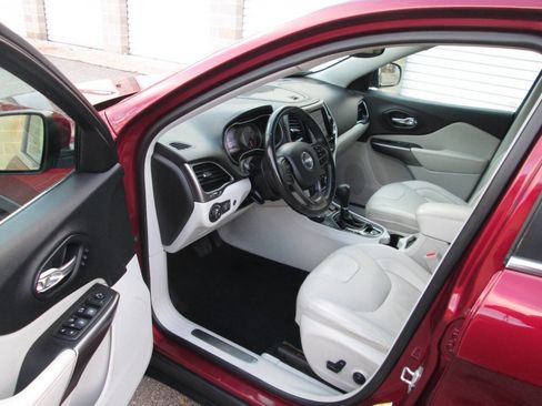 Used 2019 Jeep Cherokee Limited image 14