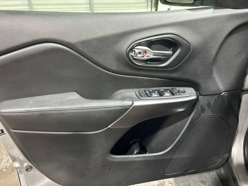 Used 2019 Jeep Cherokee Latitude w/ Popular Appearance Group FWD image 16