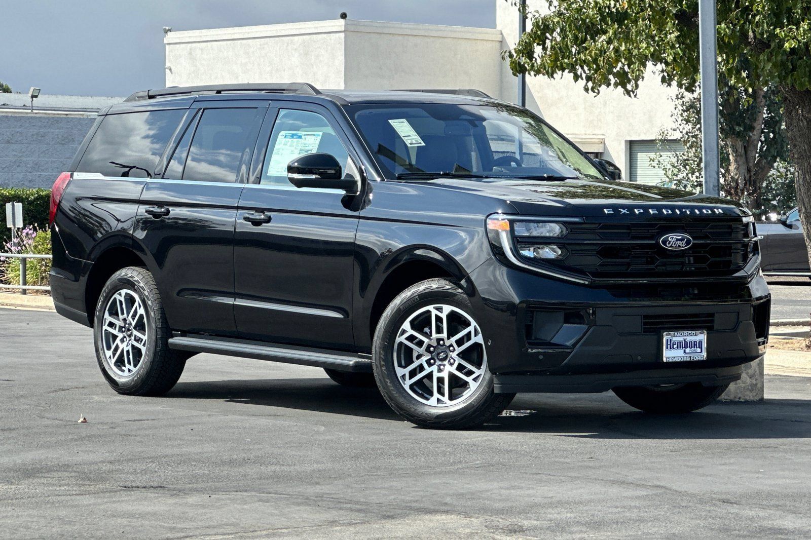 New 2025 Ford Expedition Active AWD/4WD image 2