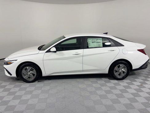 New 2026 Hyundai Elantra SE image 2