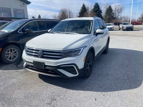 Used 2024 Volkswagen Tiguan SE image 3