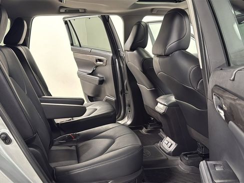 Used 2023 Toyota Highlander Limited image 18