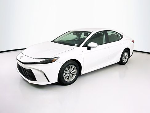 Used 2025 Toyota Camry LE image 3