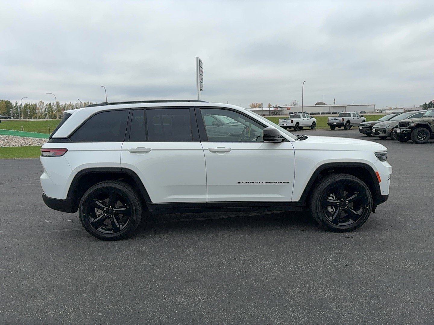 Used 2023 Jeep Grand Cherokee Limited w/ Luxury Tech Group II AWD/4WD image 4