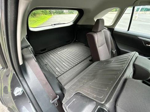 Used 2025 Toyota RAV4 XLE AWD/4WD image 44