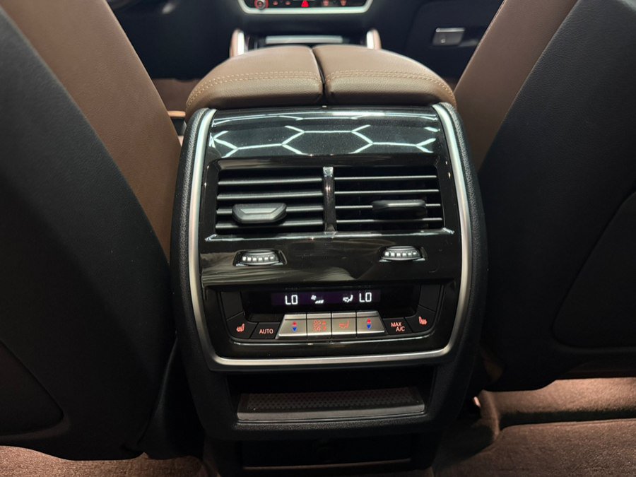 Used 2024 BMW X6 xDrive40i w/ Executive Package AWD/4WD image 19
