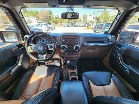 Used 2013 Jeep Wrangler Unlimited Sahara w/ Connectivity Group image 9