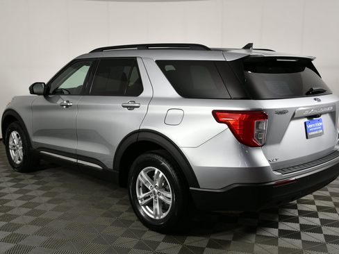 Used 2023 Ford Explorer XLT AWD/4WD image 8