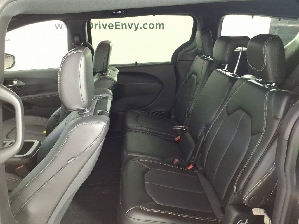 Used 2025 Chrysler Pacifica Select w/ Uconnect Theater Family Group FWD image 9