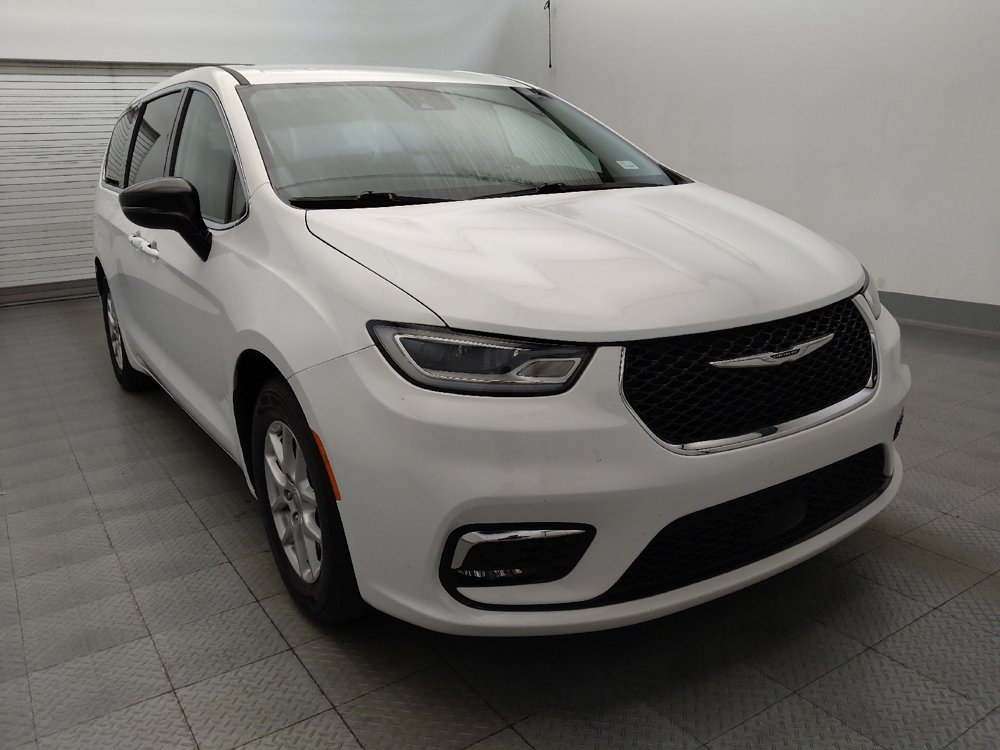 Used 2024 Chrysler Pacifica Touring-L FWD image 13