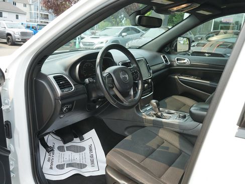 Used 2019 Jeep Grand Cherokee Laredo AWD/4WD image 14