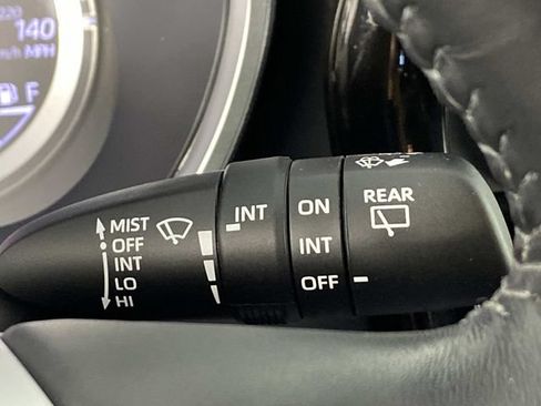 Used 2024 Toyota Highlander XLE AWD/4WD image 18