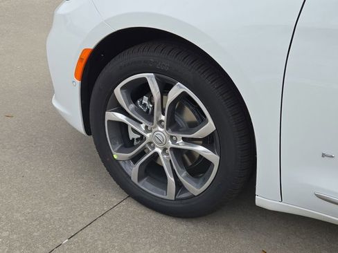 New 2026 Chrysler Pacifica Pinnacle image 10