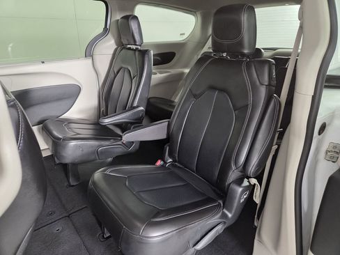 Certified 2023 Chrysler Pacifica Touring-L image 53