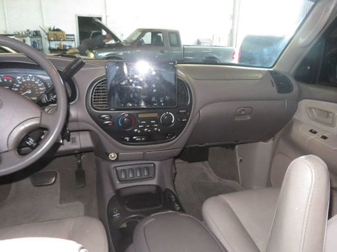 Used 2006 Toyota Sequoia SR5 AWD/4WD image 40