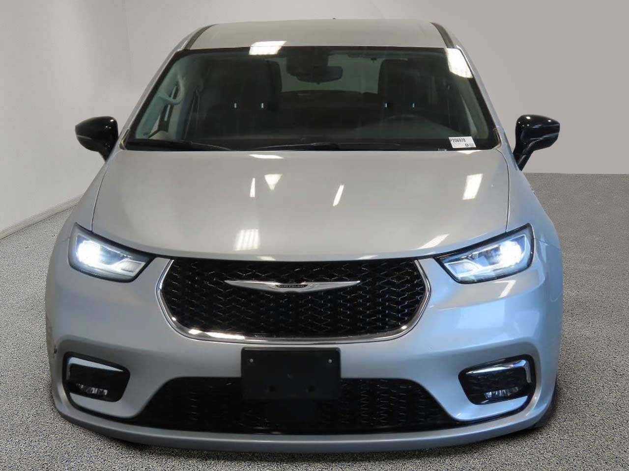 Used 2024 Chrysler Pacifica Limited FWD image 2