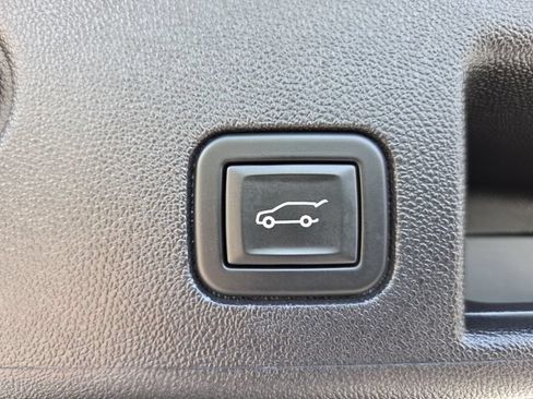 Used 2023 Chevrolet Equinox Premier FWD image 16