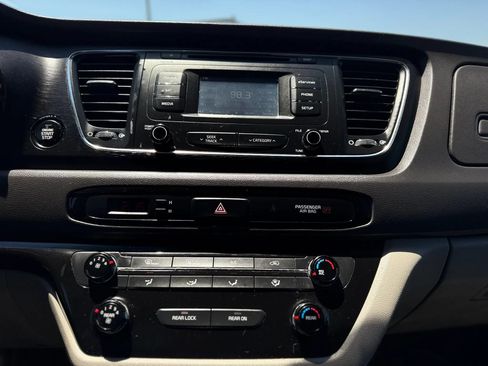 Used 2017 Kia Sedona LX w/ LX Essentials Premium Package FWD image 27