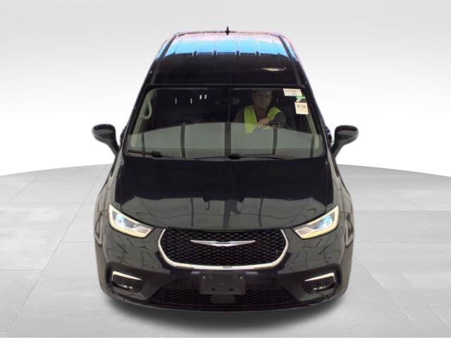 Used 2023 Chrysler Pacifica Touring-L FWD image 3