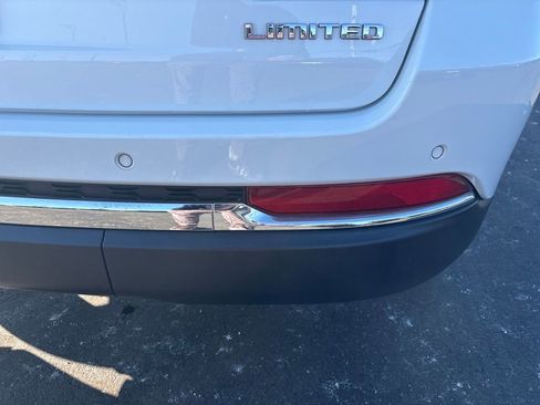 Used 2023 Jeep Grand Cherokee Limited image 11