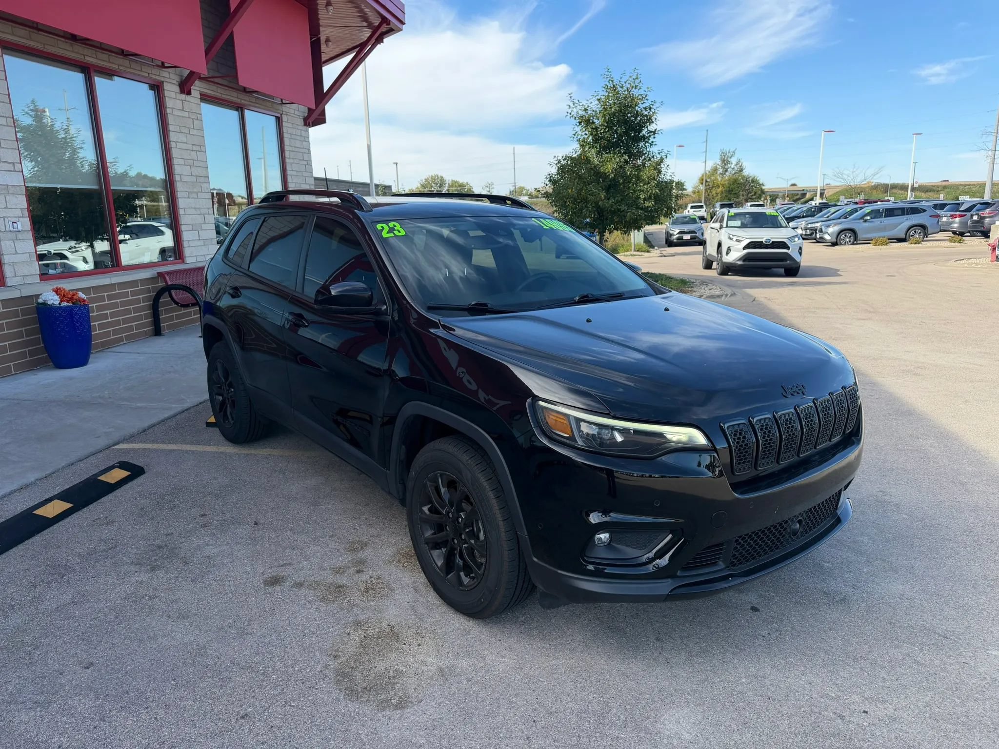 Used 2023 Jeep Cherokee Altitude Lux AWD/4WD image 3