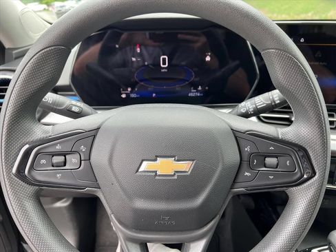Used 2025 Chevrolet Trax LT FWD image 16