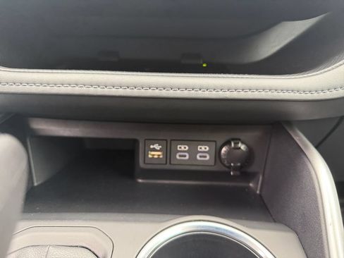 Used 2023 Toyota Highlander XLE AWD/4WD image 19