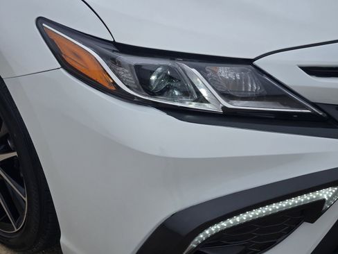 Used 2024 Toyota Camry SE image 11