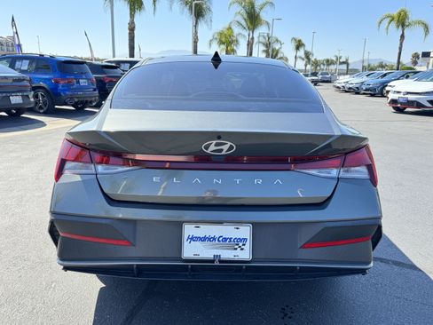 Used 2024 Hyundai Elantra SE FWD image 9