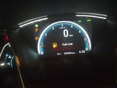 Used 2018 Honda Civic Touring image 9