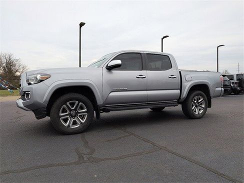 Used 2017 Toyota Tacoma Limited image 3