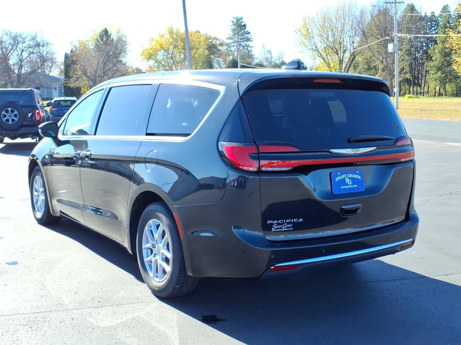 Used 2023 Chrysler Pacifica Touring-L FWD image 3