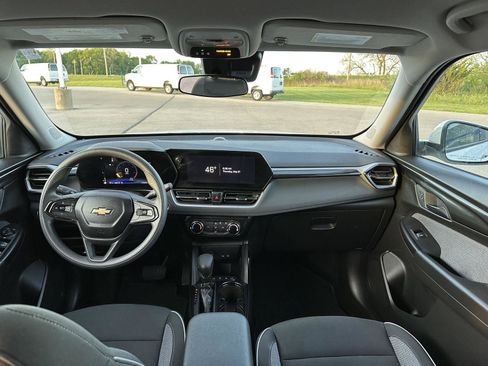 Used 2025 Chevrolet TrailBlazer LT AWD/4WD image 16