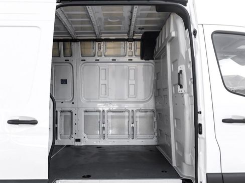 Used 2024 Mercedes-Benz Sprinter 2500 image 32