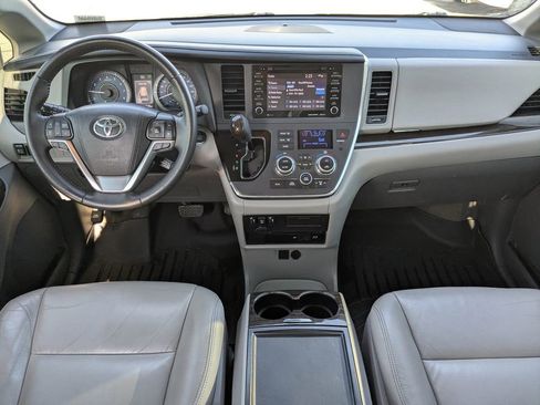 Used 2018 Toyota Sienna XLE Premium image 16