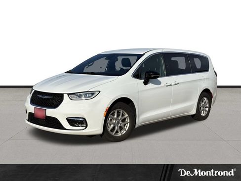Used 2025 Chrysler Pacifica Select FWD image 1