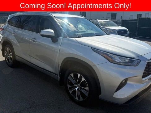 Used 2020 Toyota Highlander XLE AWD/4WD image 1