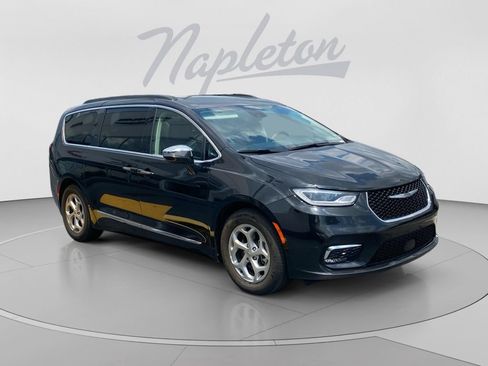 Used 2023 Chrysler Pacifica Limited FWD image 3