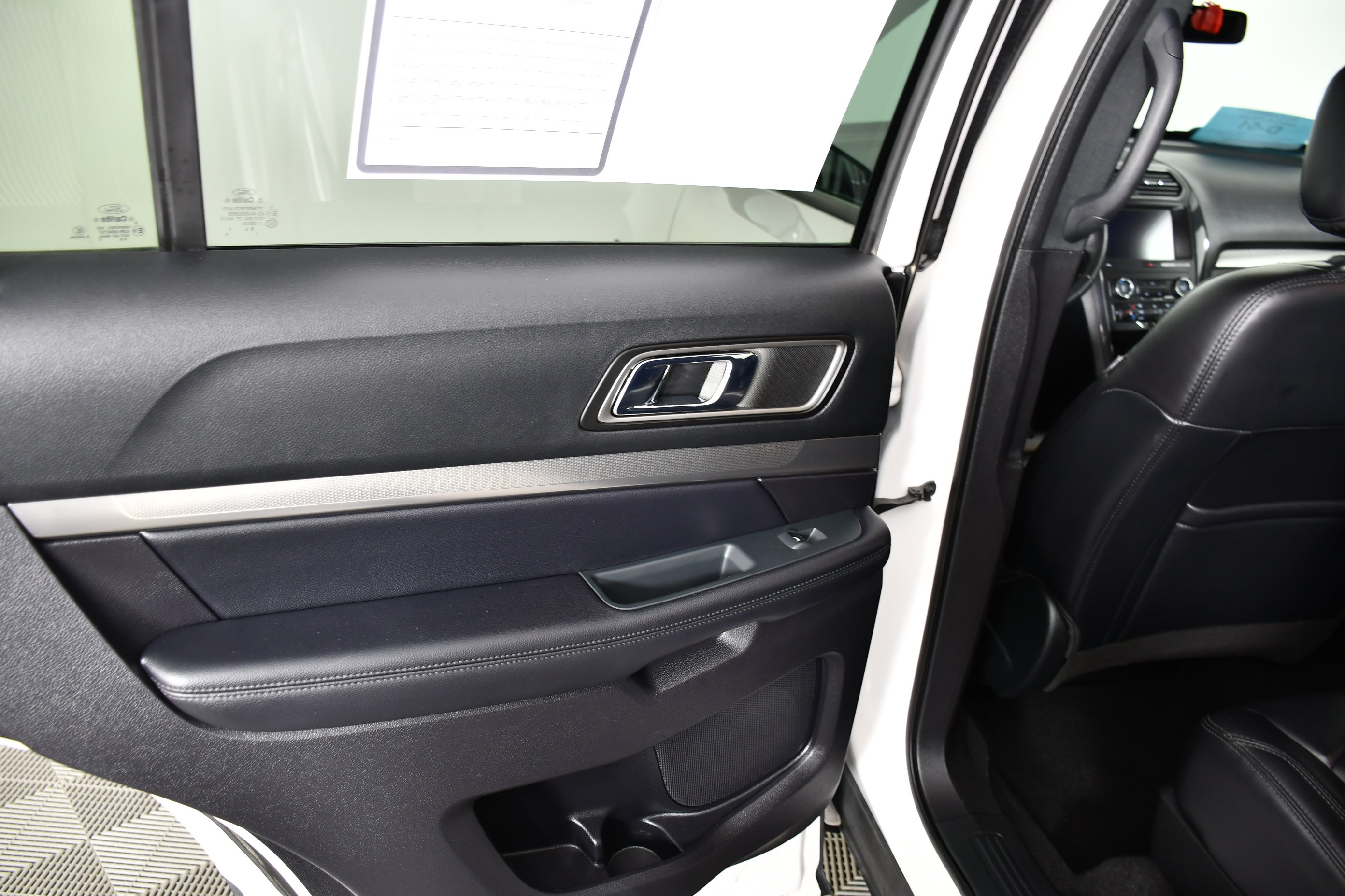 Used 2019 Ford Explorer XLT w/ Equipment Group 202A AWD/4WD image 43