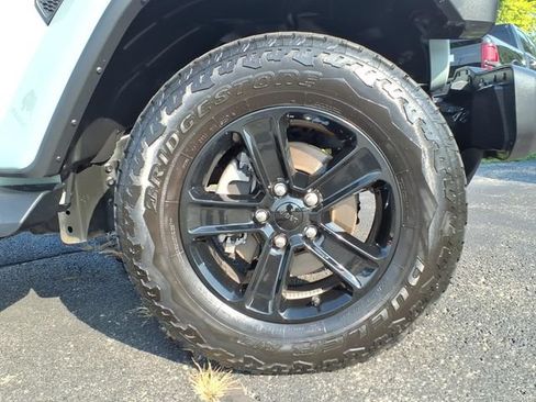 Used 2023 Jeep Wrangler Unlimited Sahara AWD/4WD image 9