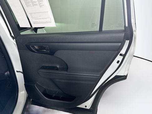 Used 2024 Toyota Highlander LE image 32