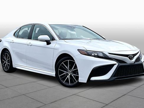 Used 2023 Toyota Camry SE image 3