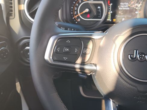 Used 2025 Jeep Wrangler Unlimited Sahara AWD/4WD image 28
