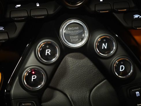 Used 2021 Aston Martin V8 Vantage Roadster RWD image 27