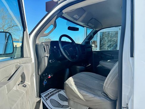 Used 2016 GMC Savana 2500 RWD image 8