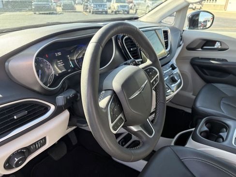 Used 2024 Chrysler Pacifica Touring-L image 7