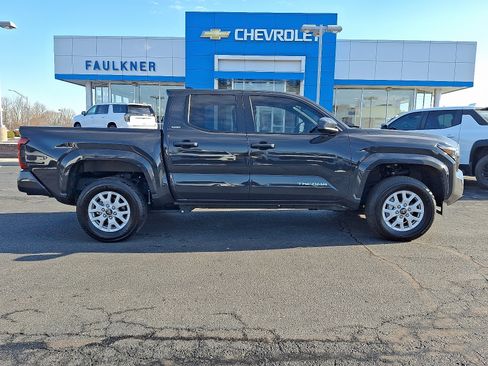 Used 2025 Toyota Tacoma SR5 image 7